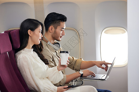 飞机上男女乘客看电脑图片