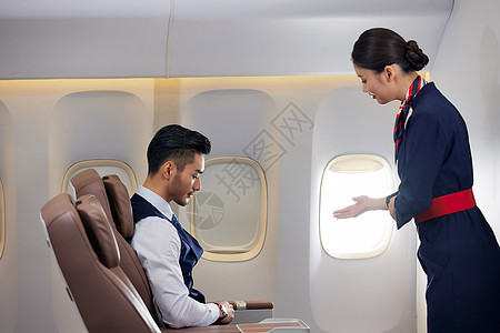 飞机商务舱空姐服务乘客形象图片
