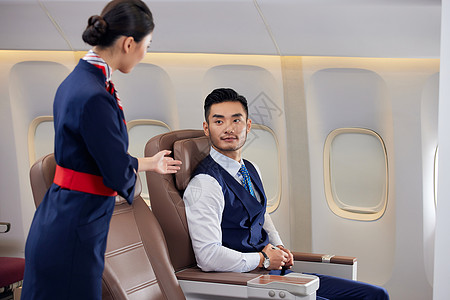 飞机商务舱空姐为乘客服务图片