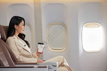 年轻女性飞机上喝咖啡图片