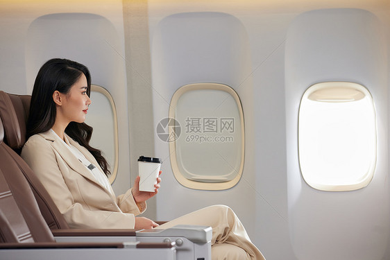年轻女性飞机上喝咖啡图片