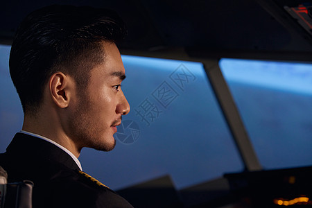年轻男飞行员侧面形象图片