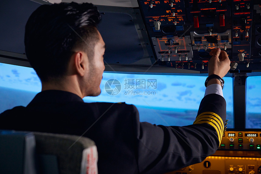 飞行员驾驶飞机背影