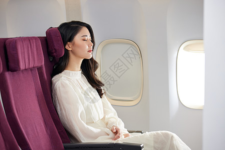 飞机上睡觉优雅美女飞机上休息背景