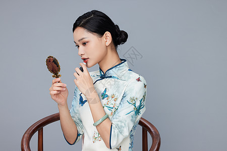 古风旗袍美女照镜子图片