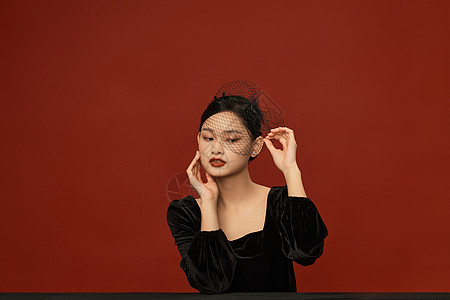 带头纱的复古新中式青年女性图片