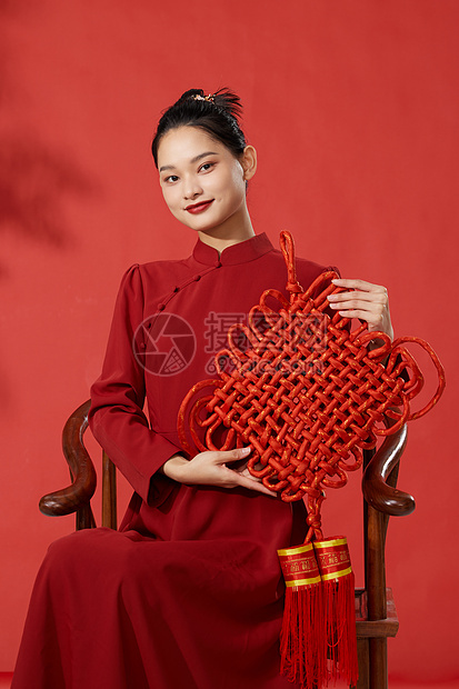 穿旗袍的年轻女子手拿中国结图片