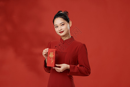 手拿红包的复古新年国风美女图片