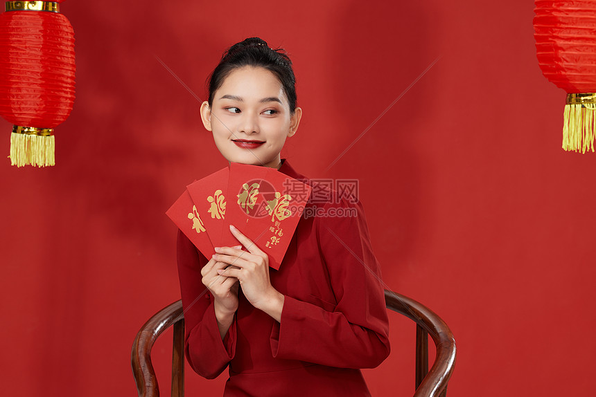 手拿红包的复古新年国风美女图片