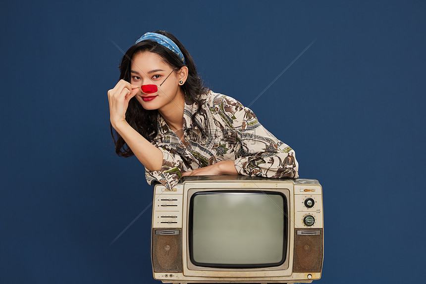复古年轻女性手扶电视机图片