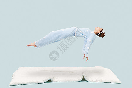 睡衣少女悬浮在空中背景图片