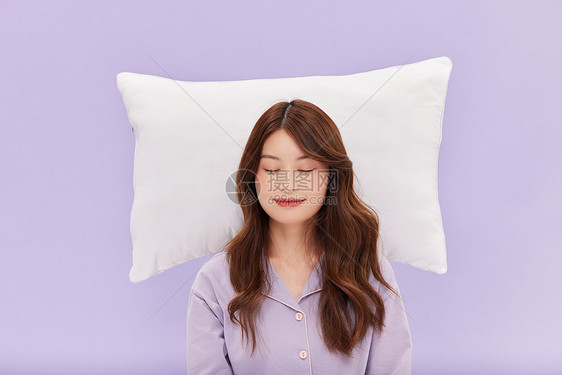 年轻少女睡眠形象图片