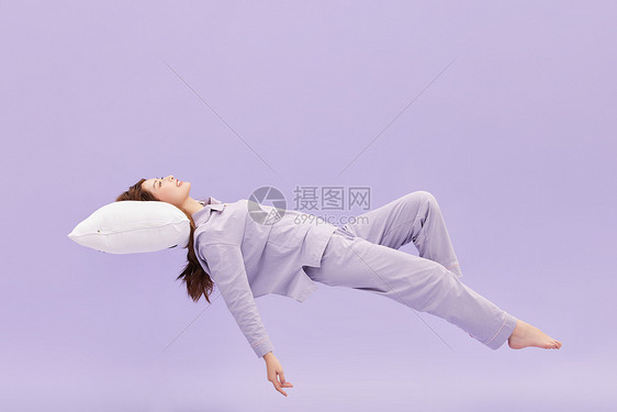 睡衣少女悬浮着睡觉图片