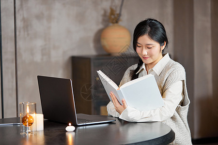 电脑酒店素材节假日休息的女性在房间里看书背景