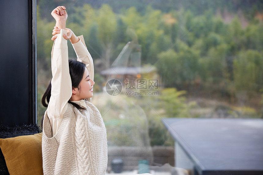 在度假酒店休息的女性伸懒腰图片