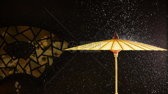 雨中的中国传统古风油纸伞图片