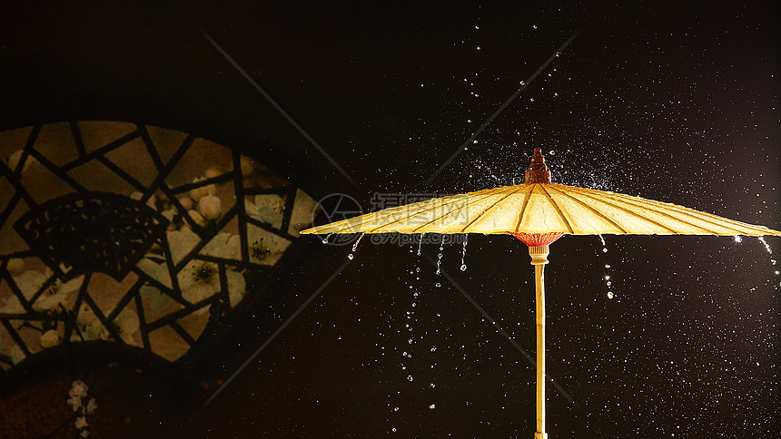 雨中的中国传统古风油纸伞