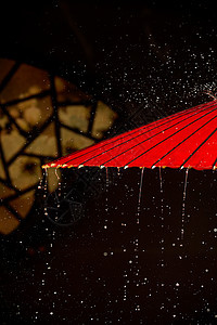雨中的中国传统古风油纸伞图片