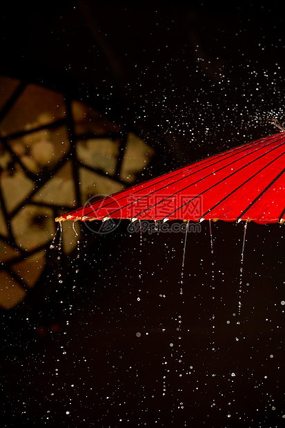 雨中的中国传统古风油纸伞图片