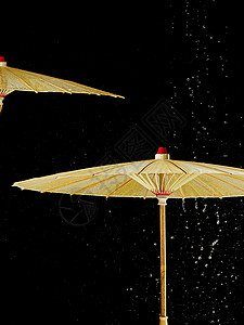 雨天的雨中的中国传统古风油纸伞背景