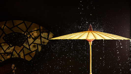 雨中的传统中国风油纸伞图片