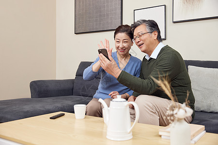 在家使用智能手机打视频电话的老年夫妻图片