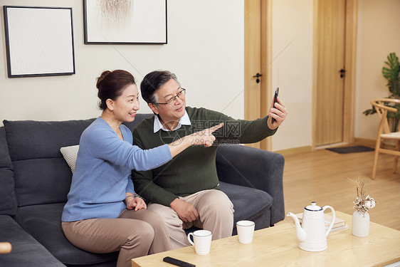 老人在家使用智能手机打视频电话图片