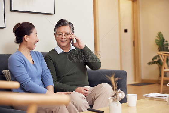 在家给儿女打电话的父母图片