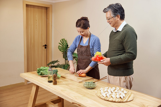 夫妻二人在家包饺子图片