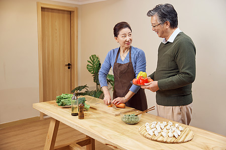 恩爱的老年夫妻包饺子图片