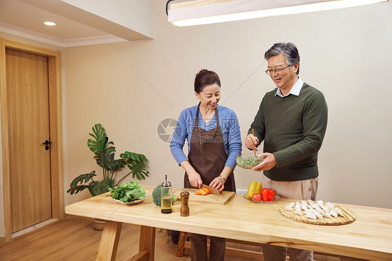 恩爱的老年夫妻包饺子图片