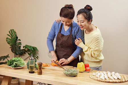 家人一起做饭女儿和妈妈在厨房一起包饺子背景