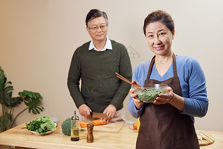 老年夫妻节假日在家包饺子图片