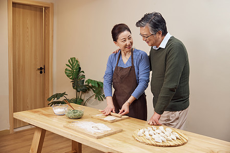 夫妻二人在家包饺子图片