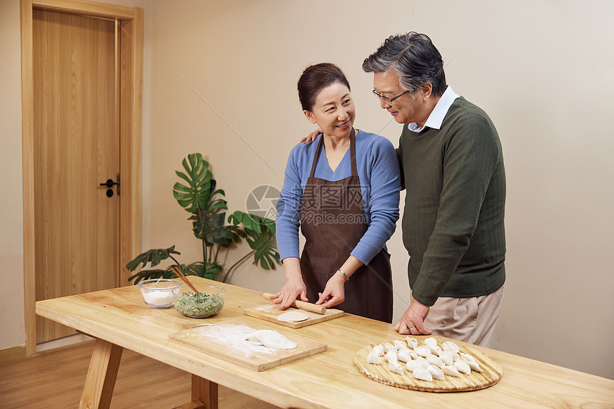 夫妻二人在家包饺子图片