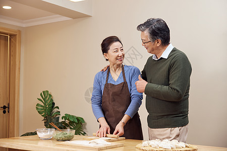 夫妻二人在家包饺子图片