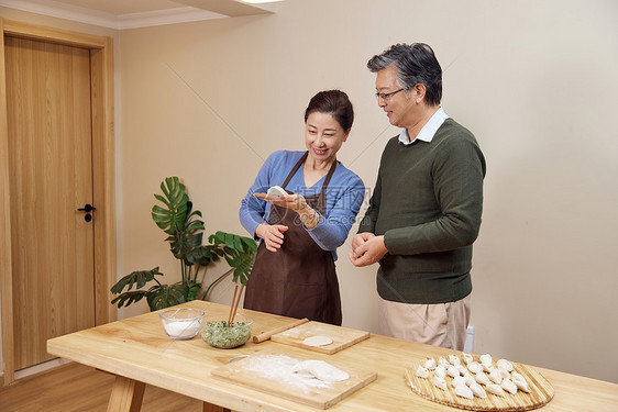 老年夫妻节假日在家包饺子图片