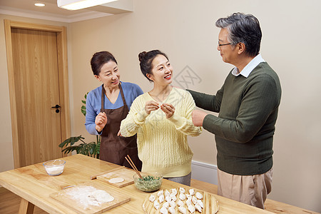 一家人在家包饺子图片
