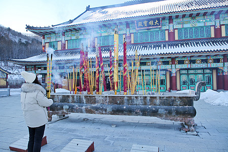 延边图们日光山华严寺新年烧香祈福图片