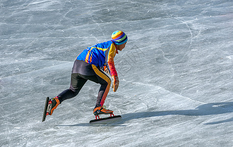内蒙古冬季滑冰运动图片