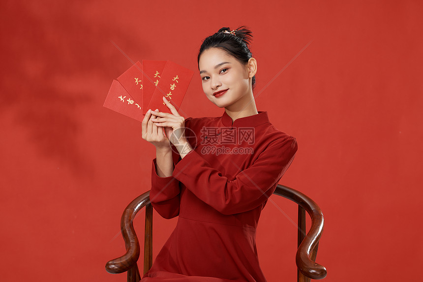 手拿红包的青年女性形象图片