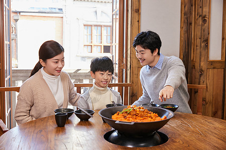 火锅店吃重庆火锅的幸福家庭图片