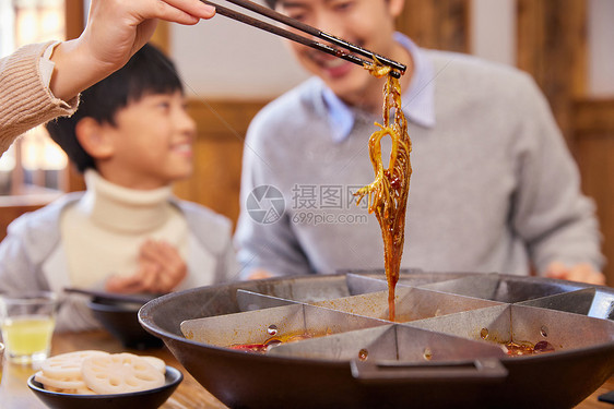 火锅店涮毛肚特写图片