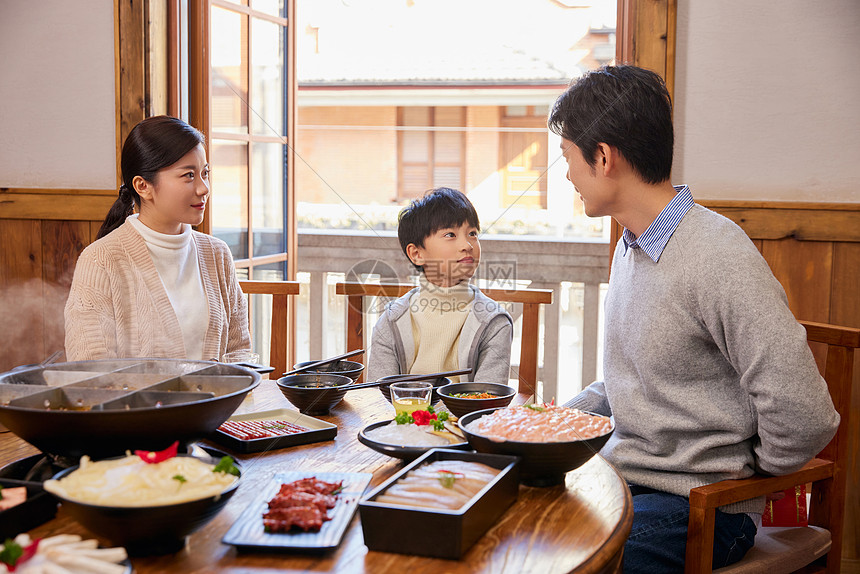 恩爱夫妻带孩子火锅店吃火锅图片