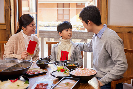 在火锅店发红包过年的家庭高清图片