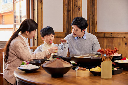 家人火锅吃重庆火锅被辣到的孩子背景