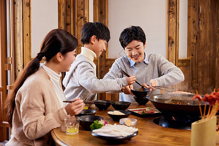火锅店吃重庆火锅的幸福家庭图片