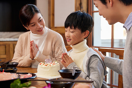 爸妈带儿子在火锅店过生日吃火锅背景图片