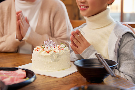 爸妈带儿子在火锅店过生日吃火锅图片