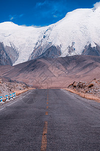 帕米尔高原的公路雪山图片